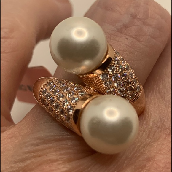 SHELL PEARL SIMULATED DIAMOND RING - Picture 7 of 8